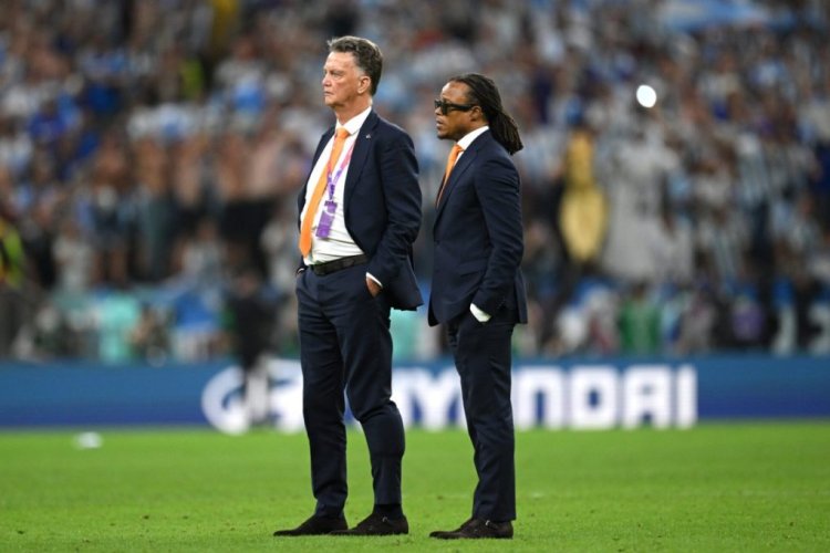 LUSAIL CITY, QATAR - DECEMBER 09: Louis van Gaal, Head Coach of Netherlands and assistant coach Edgar Davids stand dejected after the loss in the penalty shootout in the FIFA World Cup Qatar 2022 quarter final match between Netherlands and Argentina at Lusail Stadium on December 09, 2022 in Lusail City, Qatar. (Photo by Matthias Hangst/Getty Images)