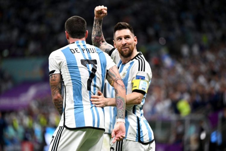LUSAIL CITY, QATAR - DECEMBER 09: Rodrigo De Paul and Lionel Messi of Argentina celebrate their sides first goal during the FIFA World Cup Qatar 2022 quarter final match between Netherlands and Argentina at Lusail Stadium on December 09, 2022 in Lusail City, Qatar. (Photo by Matthias Hangst/Getty Images)