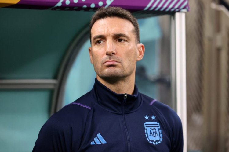 LUSAIL CITY, QATAR - DECEMBER 09: Lionel Scaloni, Head Coach of Argentina, looks on prior to the FIFA World Cup Qatar 2022 quarter final match between Netherlands and Argentina at Lusail Stadium on December 09, 2022 in Lusail City, Qatar. (Photo by Catherine Ivill/Getty Images)