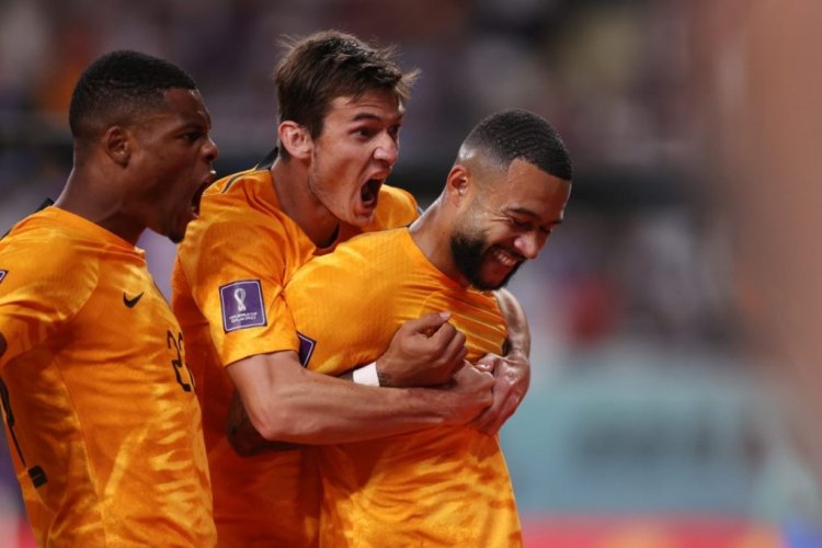 DOHA, QATAR - DECEMBER 03: Memphis Depay of Netherlands celebrates with teammates after scoring the team's first goal during the FIFA World Cup Qatar 2022 Round of 16 match between Netherlands and USA at Khalifa International Stadium on December 03, 2022 in Doha, Qatar. (Photo by Julian Finney/Getty Images)