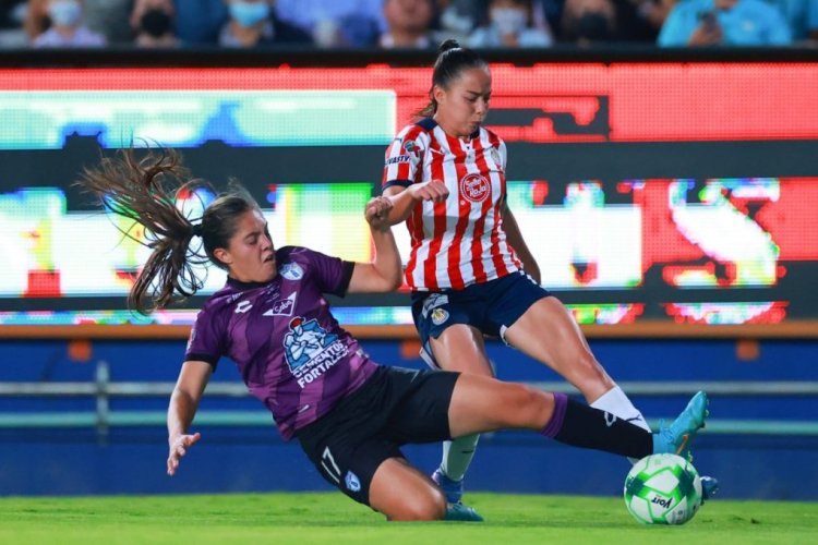 PACHUCA, MEXICO - MAY 20: Yanin Madrid of Pachuca fights for the ball with Anette Vazquez of Chivas during the final first leg match between Pachuca and Chivas as part of the Torneo Grita Mexico C22 Liga MX Femenil at Hidalgo Stadium on May 20, 2022 in Pachuca, Mexico. (Photo by Hector Vivas/Getty Images)
