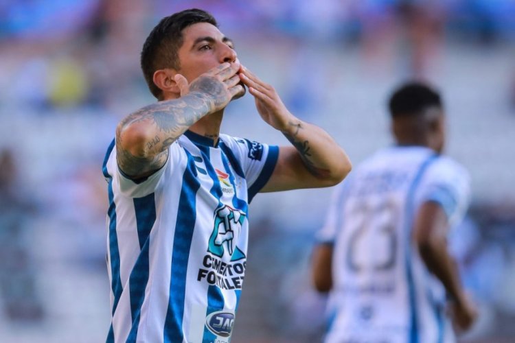 PACHUCA, MEXICO - APRIL 19: Víctor Guzmán of Pachuca celebrates after scoring the first goal of his team during the 15th round match between Pachuca and Puebla as part of te Torneo Grita Mexico C22 Liga MX at Hidalgo Stadium on April 19, 2022 in Pachuca, Mexico. (Photo by Manuel Velasquez/Getty Images)