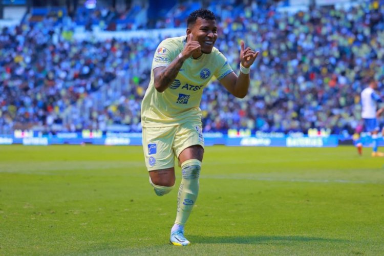 PUEBLA, MEXICO - SEPTEMBER 30: Roger Martinez of America celebrates after scoring his team's first goal during the 17th round match between Puebla and America as part of the Torneo Apertura 2022 Liga MX at Cuauhtemoc Stadium on September 30, 2022 in Puebla, Mexico. (Photo by Hector Vivas/Getty Images)