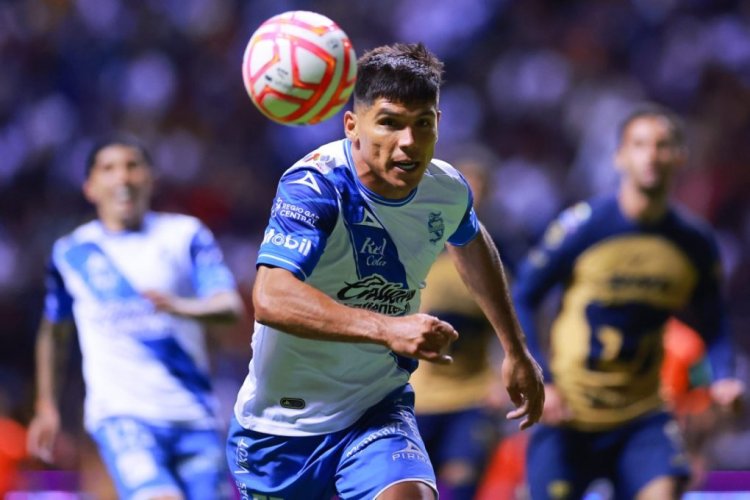 PUEBLA, MEXICO - SEPTEMBER 23: Martin Barragan of Puebla runs with the ball during the 7th round match between Puebla and Pumas UNAM as part of the Torneo Apertura 2022 Liga MX at Cuauhtemoc Stadium on September 23, 2022 in Puebla, Mexico. (Photo by Hector Vivas/Getty Images)