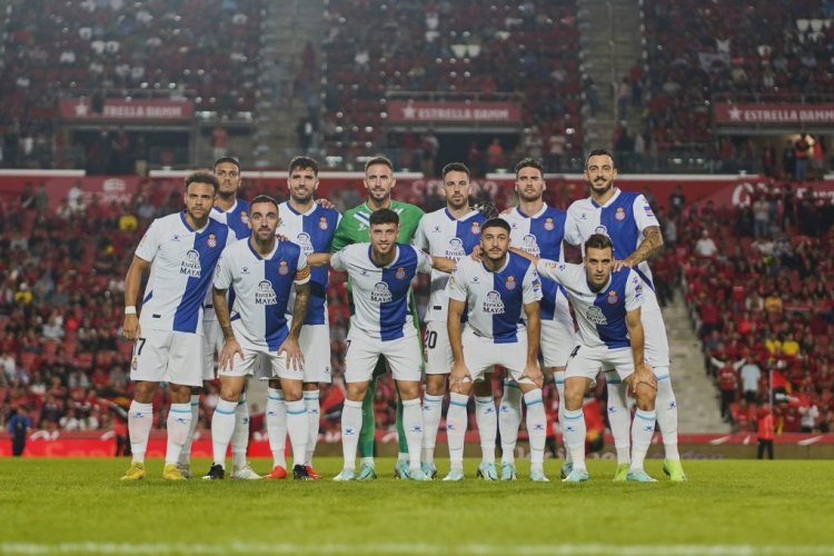 MALLORCA, SPAIN - OCTOBER 28: RCD Espanyol players pose for a team picture prior to the LaLiga Santander match between RCD Mallorca and RCD Espanyol at Visit Mallorca Estadi on October 28, 2022 in Mallorca, Spain. (Photo by Rafa Babot/Getty Images)