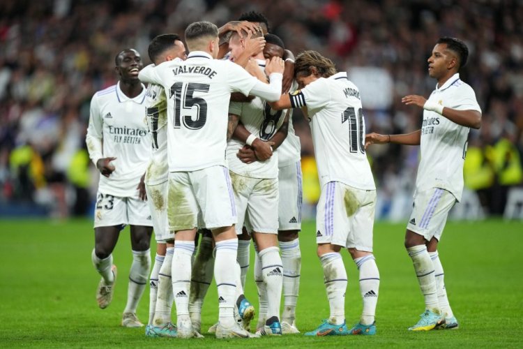 MADRID, SPAIN - NOVEMBER 10: Toni Kroos of Real Madrid celebrates with teammates after scoring their team's second goal during the LaLiga Santander match between Real Madrid CF and Cadiz CF at Estadio Santiago Bernabeu on November 10, 2022 in Madrid, Spain. (Photo by Angel Martinez/Getty Images)