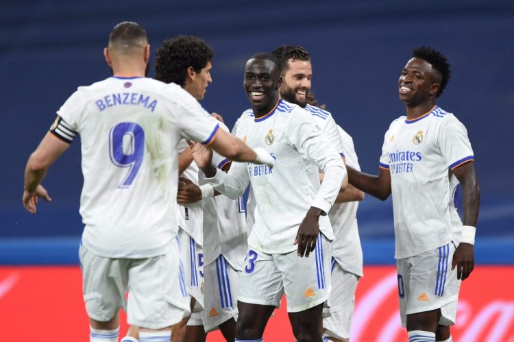 MADRID, SPAIN - MAY 12: Ferland Mendy of Real Madrid celebrates with team mates after scoring their side's first goal during the La Liga Santander match between Real Madrid CF and Levante UD at Estadio Santiago Bernabeu on May 12, 2022 in Madrid, Spain. (Photo by Denis Doyle/Getty Images)
