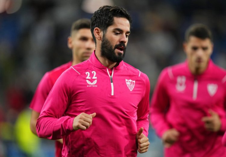 MADRID, SPAIN - OCTOBER 22: Isco of Sevilla FC warms up prior to the LaLiga Santander match between Real Madrid CF and Sevilla FC at Estadio Santiago Bernabeu on October 22, 2022 in Madrid, Spain. (Photo by Angel Martinez/Getty Images)