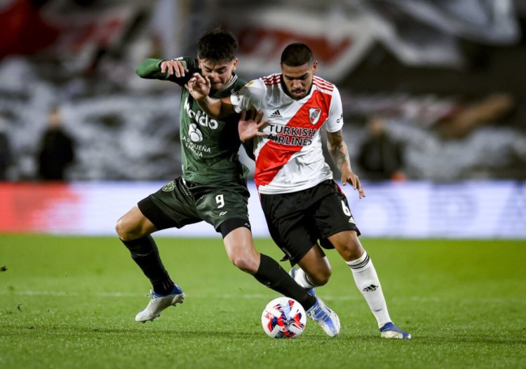 BUENOS AIRES, ARGENTINA - JULY 31: David Martinez of River Plate fights for the ball with Jonathan Torres of Sarmiento during a match between River Plate and Sarmiento as part of Liga Profesional 2022 at Estadio Monumental Antonio Vespucio Liberti on July 31, 2022 in Buenos Aires, Argentina. (Photo by Marcelo Endelli/Getty Images)