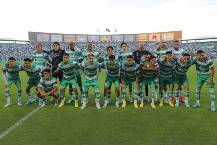 TORREON, MEXICO - OCTOBER 16: Players of Santos pose for a team photo prior the quarterfinals second leg match between Santos Laguna and Toluca as part of the Torneo Apertura 2022 Liga MX at Corona Stadium on October 16, 2022 in Torreon, Mexico. (Photo by Manuel Guadarrama/Getty Images)