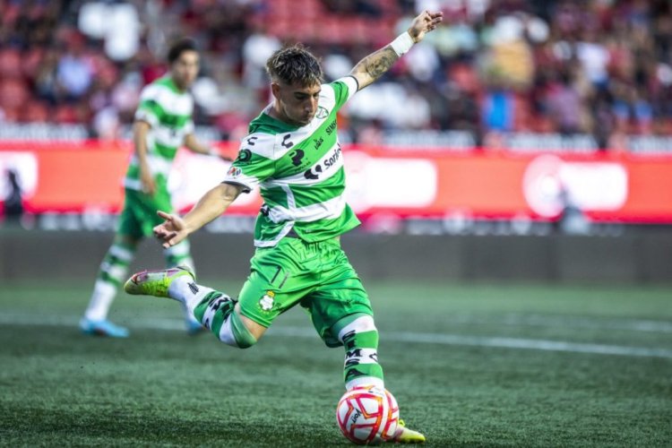 TIJUANA, MEXICO - AUGUST 25: Fernando Gorriaran of Santos drive the ball during the 16th round match between Tijuana and Santos Laguna as part of the Torneo Apertura 2022 Liga MX at Caliente Stadium on August 25, 2022 in Tijuana, Mexico. (Photo by Francisco Vega/Getty Images)