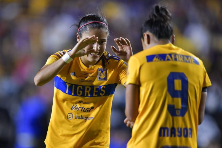 MONTERREY, MEXICO - NOVEMBER 14: Lizbeth Ovalle (L) of Tigres UANL femenil celebrates with teammate after scoring her team’s first goal during the final second leg match between Tigres UANL and America as part of the Torneo Apertura 2022 Liga MX Femenil at Universitario Stadium on November 14, 2022 in Monterrey, Mexico. (Photo by Azael Rodriguez/Getty Images)