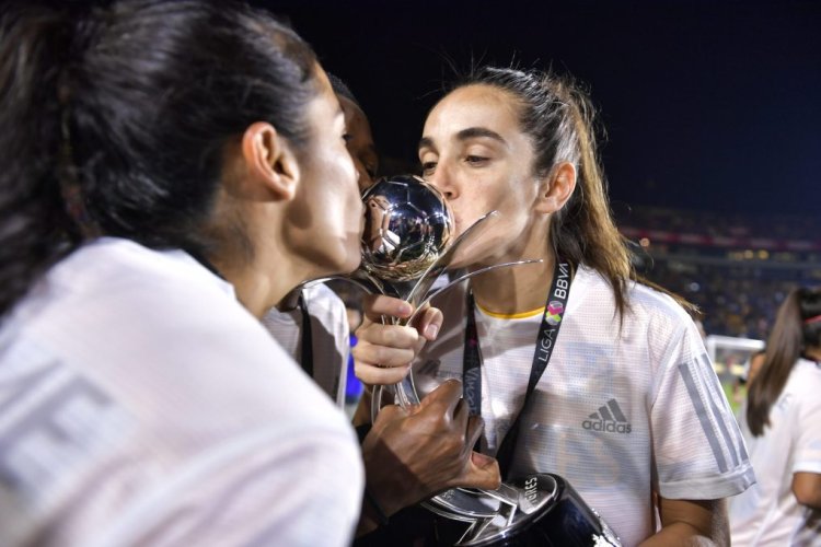 MONTERREY, MEXICO - NOVEMBER 14: Players of Tigres UANL femenil celebrate after winning the final second leg match between Tigres UANL and America as part of the Torneo Apertura 2022 Liga MX Femenil at Universitario Stadium on November 14, 2022 in Monterrey, Mexico. (Photo by Azael Rodriguez/Getty Images)