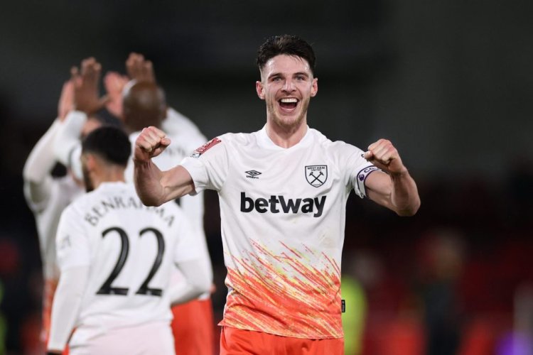 BRENTFORD, ENGLAND - JANUARY 07: Declan Rice of West Ham United celebrates victory following the Emirates FA Cup Third Round match between Brentford FC and West Ham United at Gtech Community Stadium on January 07, 2023 in Brentford, England. (Photo by Ryan Pierse/Getty Images)