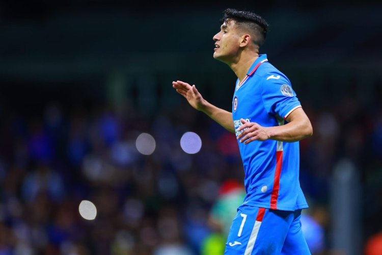 MEXICO CITY, MEXICO - OCTOBER 08: Uriel Antuna of Cruz Azul reacts during the playoff match between Cruz Azul and León as part of the Torneo Apertura 2022 Liga MX at Azteca Stadium on October 08, 2022 in Mexico City, Mexico. (Photo by Hector Vivas/Getty Images)