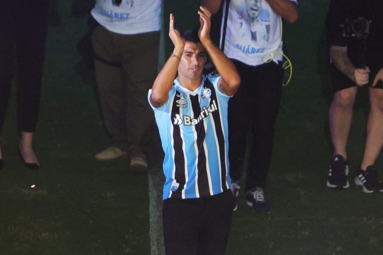Uruguayan forward Luis Suarez greets fans during his official presentation at the Arena do Gremio Stadium in Porto Alegre, Brazil, on January 4, 2023. - Uruguayan international striker Luis Suarez has signed a two-year contract with Brazilian club Gremio. (Photo by Silvio AVILA / AFP) (Photo by SILVIO AVILA/AFP via Getty Images)