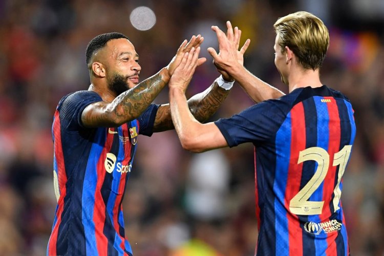 Barcelona's Dutch midfielder Frenkie De Jong (R) celebrates with Barcelona's Dutch forward Memphis Depay after scoring a goal during the 57th Joan Gamper Trophy friendly football match between FC Barcelona and Club Universidad Nacional Pumas at the Camp Nou stadium in Barcelona on August 7, 2022. (Photo by Pau BARRENA / AFP) (Photo by PAU BARRENA/AFP via Getty Images)