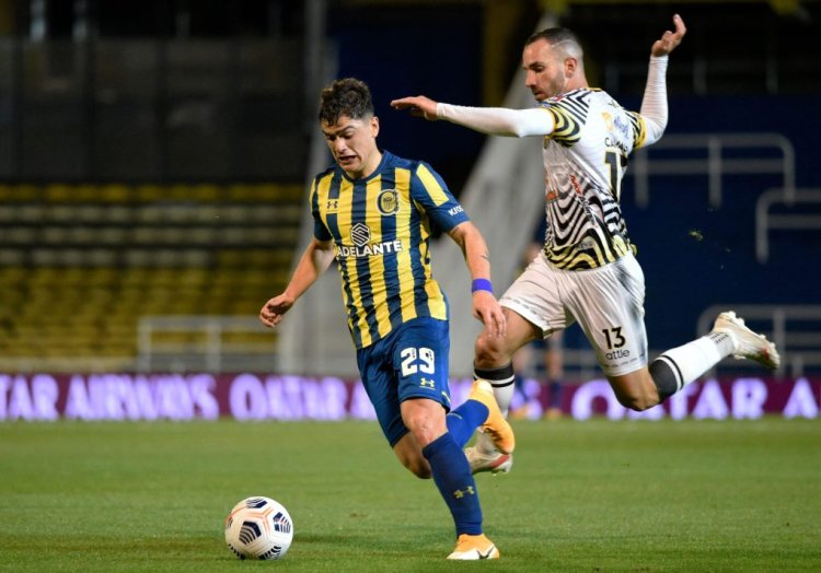 Argentina's Rosario Central Mexican Luca Martinez (L) and Venezuela's Tachira Pablo Camacho vie for the ball during the Copa Sudamericana round of 16 second leg football match at the Gigante de Arroyito stadium in Rosario, Argentina, on July 22, 2021. (Photo by MARCELO MANERA / AFP) (Photo by MARCELO MANERA/AFP via Getty Images)