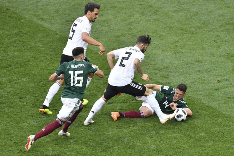 Mexico's forward Javier Hernandez (R) vies for the ball with Germany's defender Marvin Plattenhardt (2nd-R) during the Russia 2018 World Cup Group F football match between Germany and Mexico at the Luzhniki Stadium in Moscow on June 17, 2018. (Photo by Mladen ANTONOV / AFP) / RESTRICTED TO EDITORIAL USE - NO MOBILE PUSH ALERTS/DOWNLOADS        (Photo credit should read MLADEN ANTONOV/AFP via Getty Images)