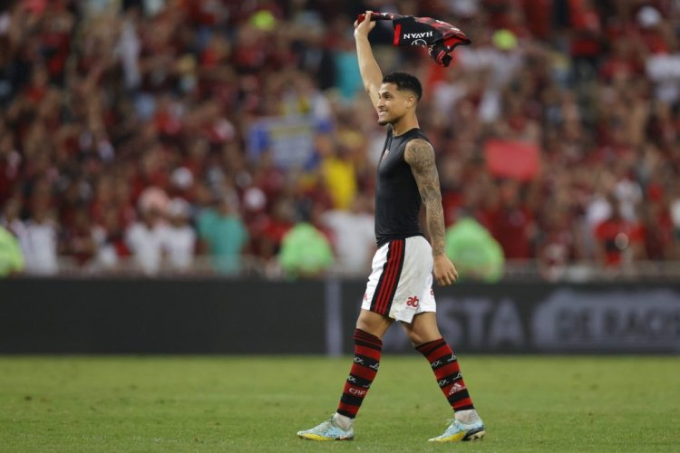 RIO DE JANEIRO, BRAZIL - SEPTEMBER 07: João Gomes of Flamengo celebrates advancing to the final and winning a Copa CONMEBOL Libertadores 2022 second-leg semifinal match between Flamengo and Velez at Maracana Stadium on September 07, 2022 in Rio de Janeiro, Brazil. (Photo by Buda Mendes/Getty Images)