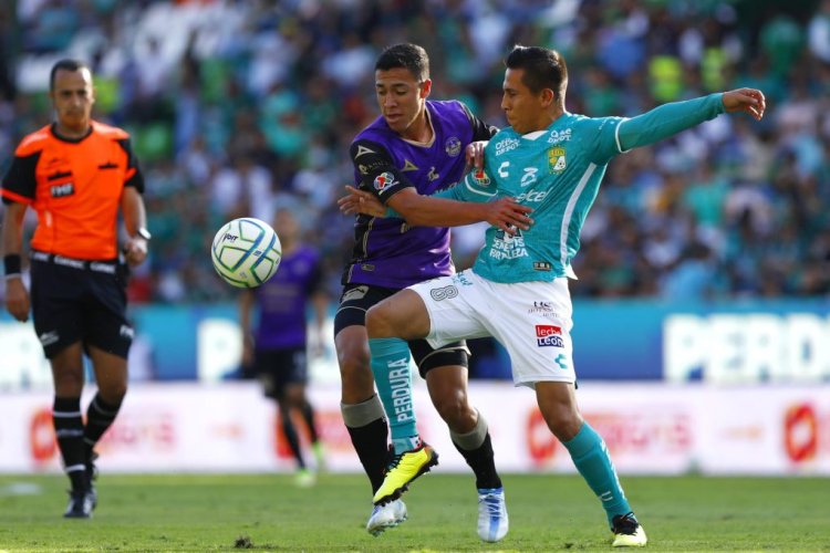 LEON, MEXICO - AUGUST 13: Jose Rodriguez of Leon competes for the ball with Andres Montano of Mazatlan FC during the 8th round match between Leon and Mazatlan FC as part of the Torneo Apertura 2022 Liga MX at Leon Stadium on August 13, 2022 in Leon, Mexico. (Photo by Leopoldo Smith/Getty Images)