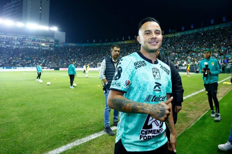 LEON, MEXICO - JANUARY 16: Luis Montes of Leon, says goodbye to the fans, during his his tribute in halftime during the 2nd round match between Leon and Necaxa as part of the Torneo Clausura 2023 Liga MX at Leon Stadium on January 16, 2023 in Leon, Mexico. (Photo by Leopoldo Smith/Getty Images)