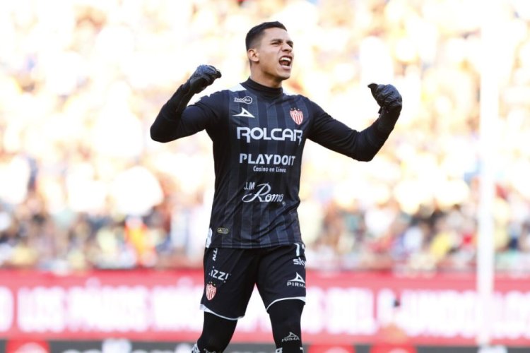 AGUASCALIENTES, MEXICO - SEPTEMBER 10: Luis Malagon goalkeeper of Necaxa celebrates after the first goal of his team scored by Facundo Batista (Not in frame) during the 14th round match between Necaxa and America as part of the Torneo Apertura 2022 Liga MX at Victoria Stadium on September 10, 2022 in Aguascalientes, Mexico. (Photo by Leopoldo Smith/Getty Images)