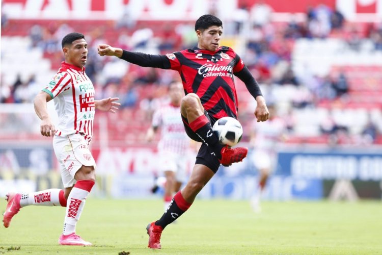 AGUASCALIENTES, MEXICO - SEPTEMBER 28: Victor Guzman #34 of Club Tijuana, competes for the ball with Maximiliano Salas #10 of Necaxa during the 11th round match between Necaxa and Club Tijuana as part of the Torneo Grita Mexico A21 Liga MX at Victoria Stadium on September 28, 2021 in Aguascalientes, Mexico. (Photo by Leopoldo Smith/Getty Images)