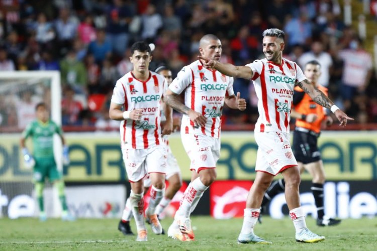 AGUASCALIENTES, MEXICO - SEPTEMBER 23: Facundo Batista of Necaxa celebrates with teammates after scoring his team's second goal during the 16th round match between Necaxa and Mazatlan FC as part of the Torneo Apertura 2022 Liga MX at Victoria Stadium on September 23, 2022 in Aguascalientes, Mexico. (Photo by Leopoldo Smith/Getty Images)