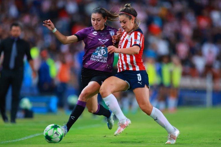 PACHUCA, MEXICO - MAY 20: Norma Palafox of Pachuca fights for the ball with Karol Bernal of Chivas during the final first leg match between Pachuca and Chivas as part of the Torneo Grita Mexico C22 Liga MX Femenil at Hidalgo Stadium on May 20, 2022 in Pachuca, Mexico. (Photo by Hector Vivas/Getty Images)