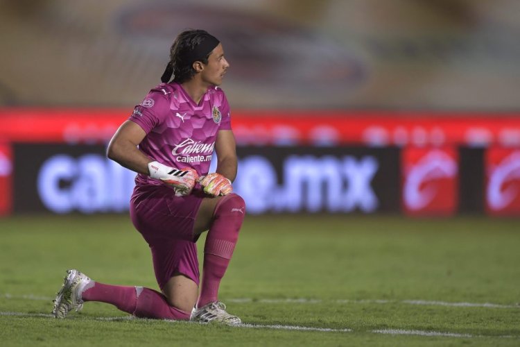 MONTERREY, MEXICO - SEPTEMBER 05: José Antonio Rodríguez #4 of Chivas kneels during the 8th round match between Tigres UANL and Chivas as part of the Torneo Guard1anes 2020 Liga MX at Universitario Stadium on September 05, 2020 in Monterrey, Mexico. (Photo by Azael Rodriguez/Getty Images)