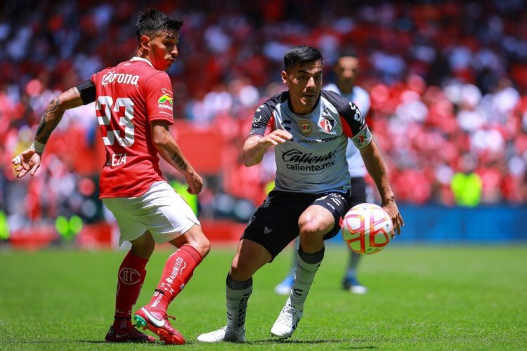 TOLUCA, MEXICO - JULY 10: Claudio Baeza (L) of Toluca struggles for the ball against Aldo Rocha (R) of Atlas during the 2nd round match between Toluca and Atlas as part of the Torneo Apertura 2022 Liga MX at Nemesio Diez Stadium on July 10, 2022 in Toluca, Mexico. (Photo by Manuel Velasquez/Getty Images)