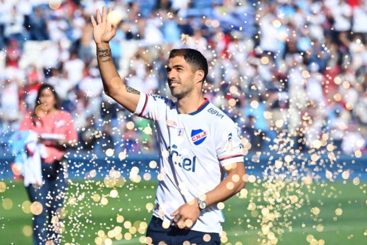 TOPSHOT - Uruguayan forward Luis Suarez greets Nacional's fans during a celebration for the 2022 Uruguayan Championship coronation and Suarez's departure from the club at the Gran Parque Central stadium in Montevideo, on November 6, 2022. (Photo by Pablo PORCIUNCULA / AFP) (Photo by PABLO PORCIUNCULA/AFP via Getty Images)