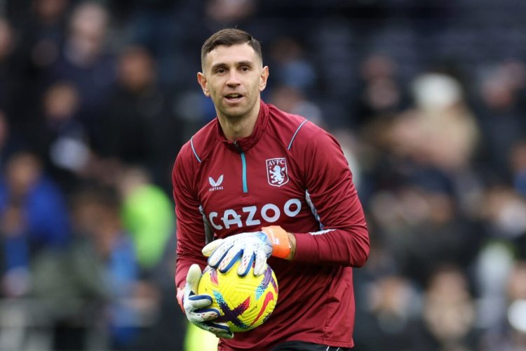 LONDON, ENGLAND - JANUARY 01: Emiliano Martinez of Aston Villa warms up prior to the Premier League match between Tottenham Hotspur and Aston Villa at Tottenham Hotspur Stadium on January 01, 2023 in London, England. (Photo by Eddie Keogh/Getty Images)