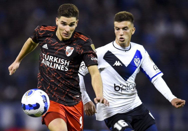 BUENOS AIRES, ARGENTINA - JUNE 29: Julian Alvarez of River Plate fights for the ball with Maximo Perrone of Velez during a round of sixteen first leg match between Velez and River Plate as part of Copa CONMEBOL Libertadores 2022 at Jose Amalfitani Stadium on June 29, 2022 in Buenos Aires, Argentina. (Photo by Marcelo Endelli/Getty Images)