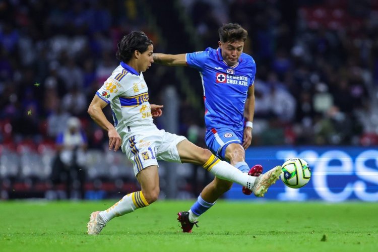 MEXICO CITY, MEXICO - FEBRUARY 04: Diego Lainez (L) of Tigres struggles for the ball against Rodrigo Huescas (R) of Cruz Azul during the 5th round match between Cruz Azul and Tigres UANL as part of the Torneo Clausura 2023 Liga MX at Azteca Stadium on February 04, 2023 in Mexico City, Mexico. (Photo by Manuel Velasquez/Getty Images)