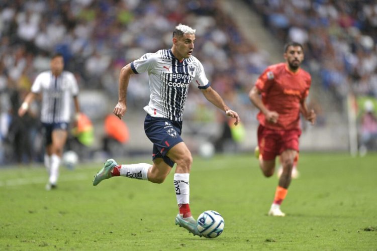 MONTERREY, MEXICO - MARCH 04: Germán Berterame of Monterrey drives the ball during the 10th round match between Monterrey and FC Juarez as part of the Torneo Clausura 2023 Liga MX at BBVA Stadium on March 04, 2023 in Monterrey, Mexico. (Photo by Azael Rodriguez/Getty Images)