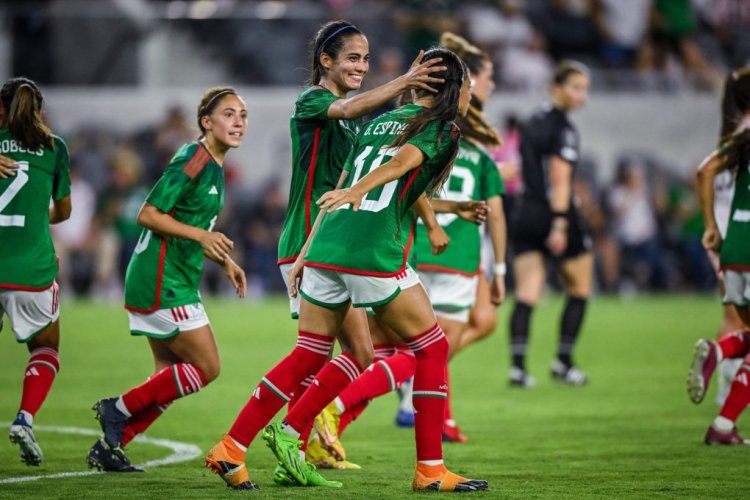 Mexico's Carolina Jaramillo (center left) congratulates Greta Espinoza after she scored a goal during the inaugural Copa Angelina football match between Angel City FC and the Mexican Women's National Team at Banc of California Stadium in Los Angeles, California, on September 5, 2022. (Photo by Patrick T. FALLON / AFP) (Photo by PATRICK T. FALLON/AFP via Getty Images)