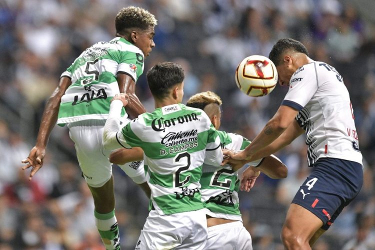 MONTERREY, MEXICO - APRIL 16: Víctor Guzmán of Monterrey heads the ball during the 15th round match between Monterrey and Santos Laguna as part of the Torneo Clausura 2023 Liga MX at BBVA Stadium on April 16, 2023 in Monterrey, Mexico. (Photo by Azael Rodriguez/Getty Images)