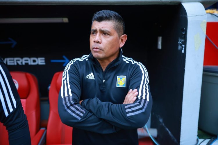 TOLUCA, MEXICO - APRIL 02: Marco Ruiz, coach of Tigres looks on during the 13th round match between Toluca and Tigres UANL as part of the Torneo Clausura 2023 Liga MX at Nemesio Diez Stadium on April 02, 2023 in Toluca, Mexico. (Photo by Hector Vivas/Getty Images)