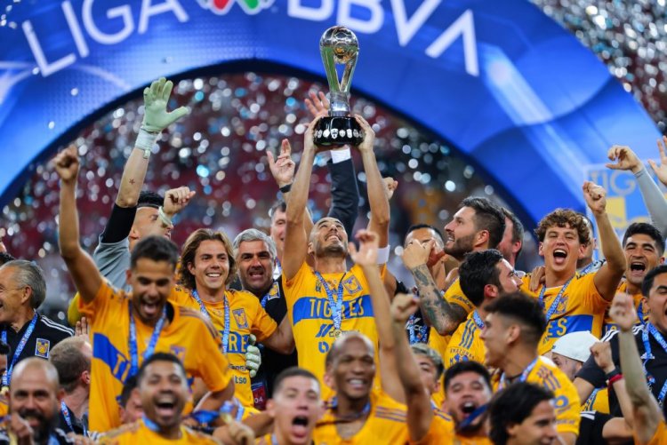 ZAPOPAN, MEXICO - MAY 28: Guido Pizarro of Tigres lifts the trophy with teammates after the victory in the final second leg match between Chivas and Tigres UANL as part of the Torneo Clausura 2023 Liga MX at Akron Stadium on May 28, 2023 in Zapopan, Mexico. (Photo by Agustin Cuevas/Getty Images)