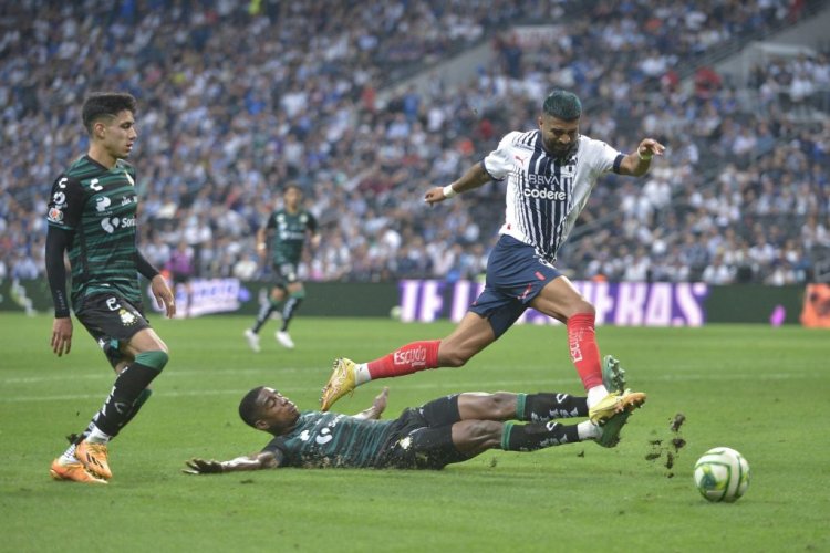 MONTERREY, MEXICO - MAY 13: Rodrigo Aguirre of Monterrey fights for the ball with Félix Torres and Omar Campos of Santos during the quarterfinals second leg match between Monterrey and Santos Laguna as part of the Torneo Clausura 2023 Liga MX on May 13, 2023 in Monterrey, Mexico. (Photo by Azael Rodriguez/Getty Images)