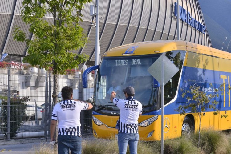 MONTERREY, MEXICO - MARCH 09: Tigres' bus arrives at the BBVA stadium prior the 10th round match between Monterrey and Tigres UANL as part of Torneo Clausura 2019 LIga MX at BBVA Bancomer Stadium on March 09, 2019 in Monterrey, Mexico. (Photo by Azael Rodriguez/Getty Images)